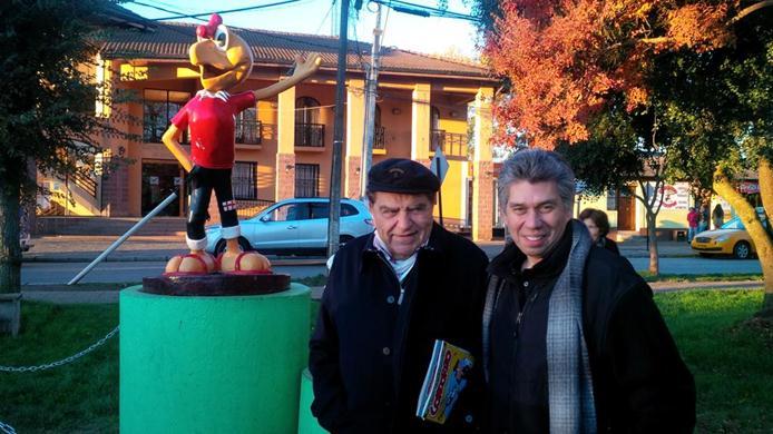 En Cumpeo, pueblo temático de Condorito en Chile, don Francico posa junto a estatua de Condorito. Fue su último programa de "La Cámara Viajera"