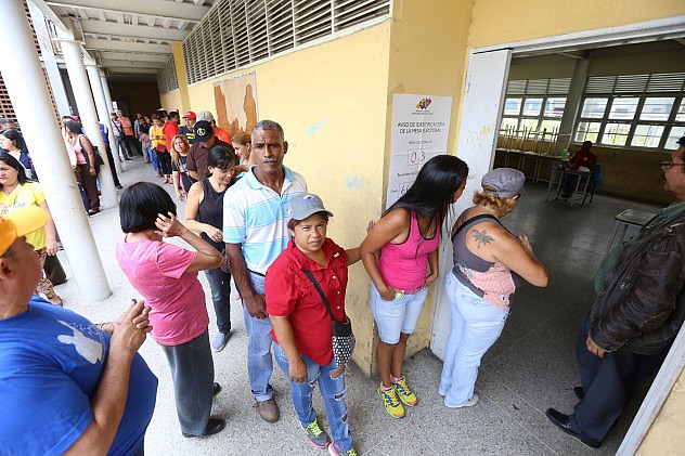 El pueblo ejerciendo su derecho al voto en las Primarias del PSUV , Unidad Educativa Bicentenaria. Av Lecuna, Caracas.