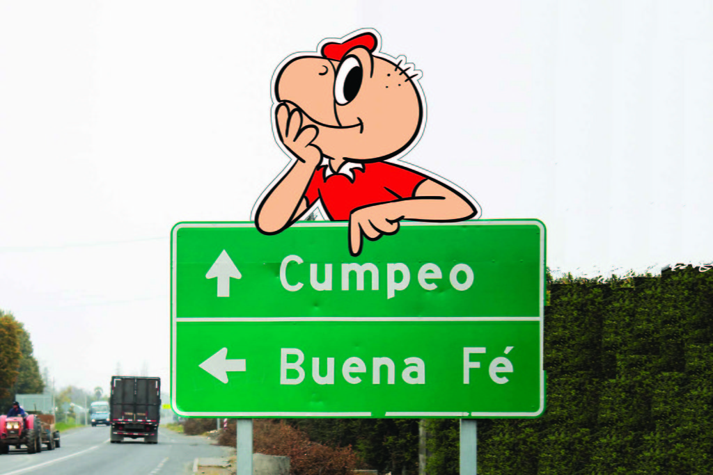 En la foto, imagen de Condorito en un cartel de señalización de carreteras, que anuncia a Cumpeo, pueblo temático de Condorito, en Chile.