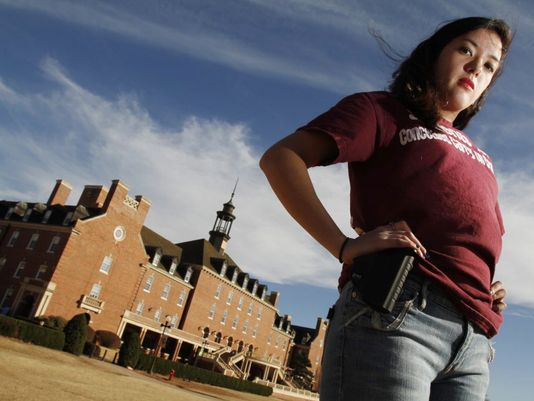 Texas se une así a una tendencia nacional para que los alumnos mayores de 21 años puedan llevar consigo armas de fuego a la vista.