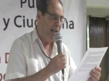 Profesor Héctor Navarro durante la lectura del Manifiesto de la Plataforma para una Auditori&#769;a Pu&#769;blica y Ciudadana, en el Colegio de Ingenieros de Venezuela
