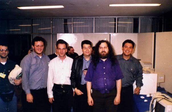 José Luis Rey, de camisa blanca manga larga, aparece junto a Richard Stallman, de camisa azul, y a Néstor Peña, otro desaparecido líder de la comunidad de software libre venezolana.