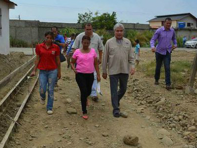 El gobernador Wilmer Castro acompañando a la comunidad de "Las Tablitas".