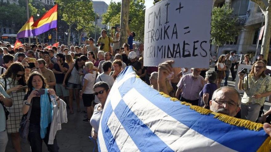 En Barcelona han exhibido banderas de Grecia en solidaridad con el pueblo griego.