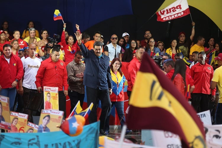 Maduro llama a votar el domingo para honrar y renovar compromiso de amor con la patria y Chávez