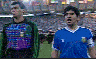 Maradona les dice "¡Hijos de Puta!" a los italianos del Estadio Olímpico de Roma, cuando estos le ofendían su Himno Nacional, pitándoselo groseramente. Fue el 24 de Junio de 1990, Mundial de Italia, en la final Alemania vs Argentina.