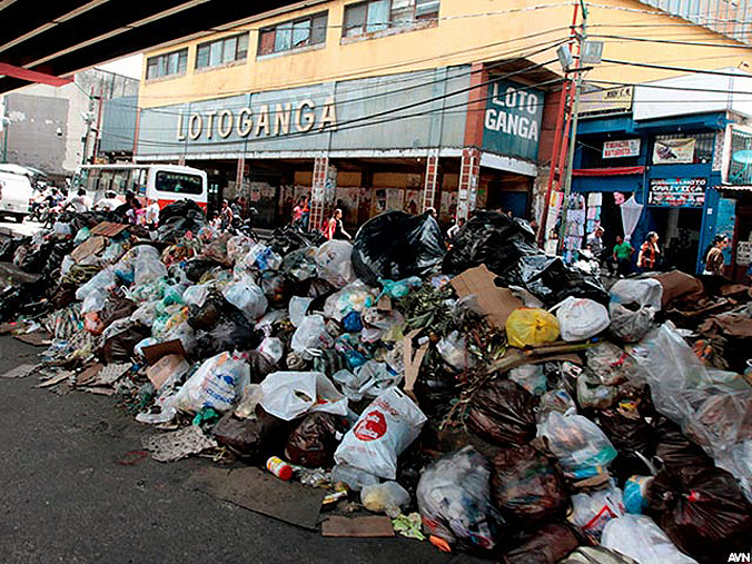 Montones de basura se observan en muchos puntos de la ciudad.