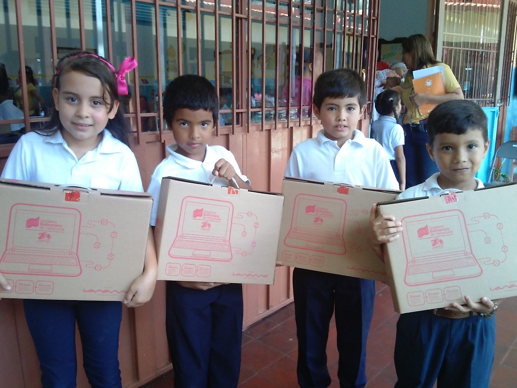 Niños de la escuela beneficiados con los equipos de computación "Canaima"