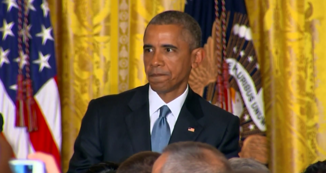 Obama visiblemente irritado al ser interrumpido durante discurso en la Casa Blanca
