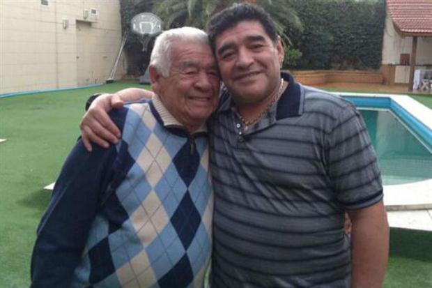 Diego Armando Maradona con su padre Diego Maradona, fallecido hoy
