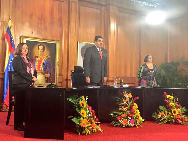 Presidente Maduro a periodistas galardonados