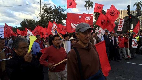 El gremio sindical marcha en rechazo a políticas de Correa pese a llamado al debate.