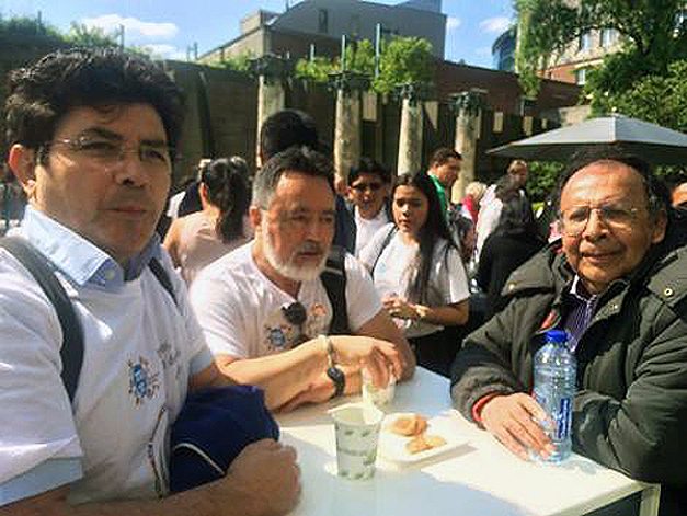 De izquierda a derecha. Los Voceros del “Círculo Bolivariano, "Hugo Chávez de Trondheim, Noruega”: Gabriel Barrios, Hugo Sandoval y Gustavo Garcia.