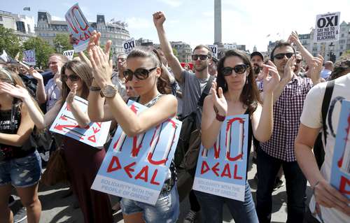 Promotores del "No" en el referendo aplauden durante el Festival de solidaridad con Grecia, este sábado en la plaza Trafalgar, en Londres