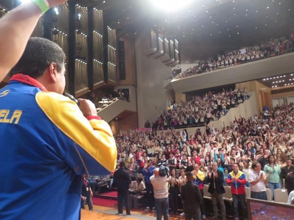 Presidente Maduro en acto en reconocimiento a estudiantes con mejores promedios de todo el país, efectuado en el Teatro Teresa Carreño