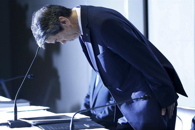 prolongada reverencia de Hisao Tanaka durante el anuncio de su renuncia al cargo de Director Ejecutivo de Toshiba
