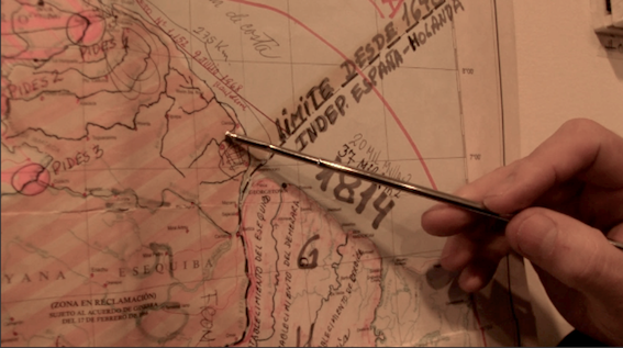 Detalle en el mapa de El Esequibo, mapa manoseado, rayado, usado, estudiado.