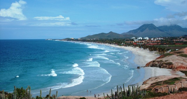 Playa El Agua, ícono de la paradisíaca isla de Margarita, en el estado Nueva Esparta