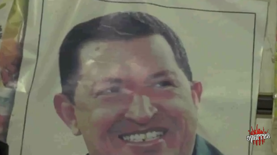 El comandante Hugo Chávez observa y sonríe