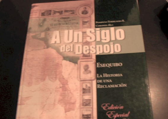 A un Siglo del Despojo se llama el libro del coronel Pompeyo Torrealba sobre El Esequibo. Se impone la reedición de este libro y difundirlo para que todos los venezolanos y venezolanas tengan acceso a esta información fundamental