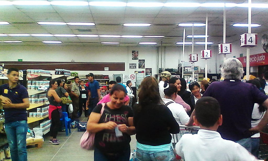 La red de abastecimiento oficial vive otra cruda realidad (Foto: "Abastos Bicentenario", sector Glorias Patrias) El abastecimiento aunque es continuo presenta evidentes irregularidades en la variedad de productos que pueden ofertar al pueblo consumidor.