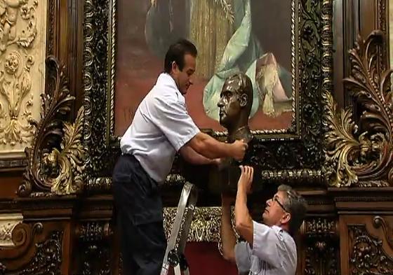 El busto del rey Juan Carlos I en el momento de ser retirado del Ayuntamiento de Barcelona