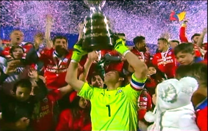 Los jugadores chilenos celebran ya con la copa en su poder.
