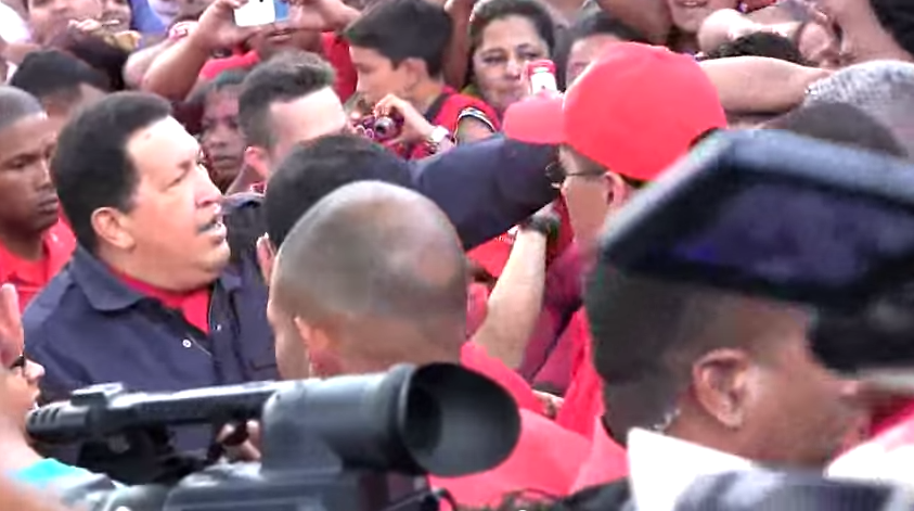 En medio de la marea humana Chávez saluda al pueblo que demuestra su gran  amor