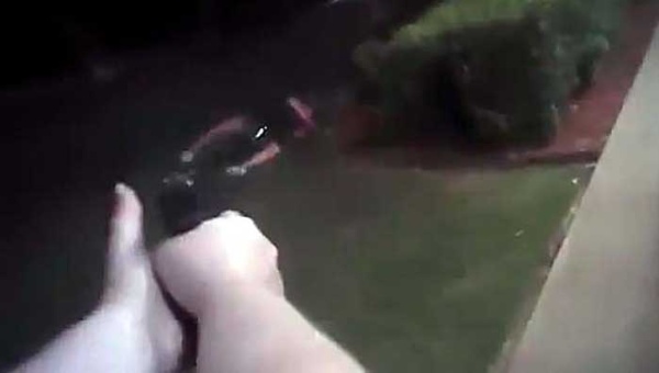 El vídeo muestra a los agentes disparando contra el sospechoso.