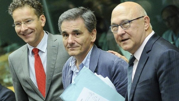 El presidente del Eurogrupo, Jeroen Dijsselbloem (izq), y el responsable galo de Finanzas, Michel Sapin (dcha), junto al nuevo ministro griego de Finanzas, Euclides Tsakalotos (c) antes del inicio de la cumbre.