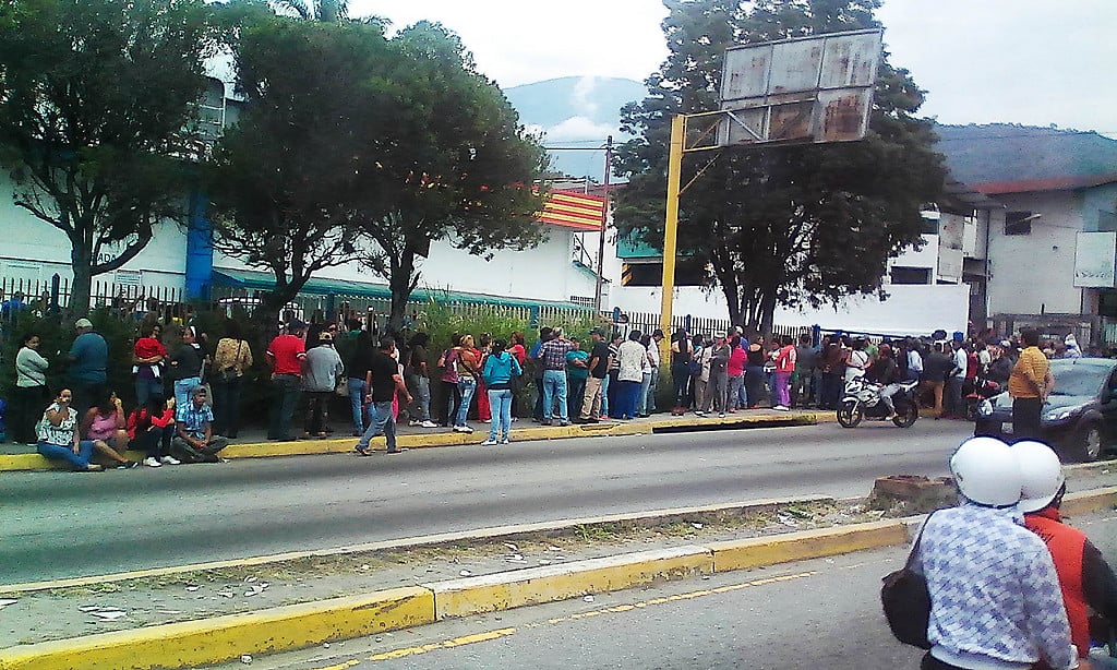 Inmensas filas de consumidores  colmaron hoy las calles y avenidas merideñas  (fachada automercado  "Super-Éxitos" avenida  Los Próceres)