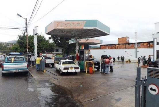 Tanto en San Antonio como en Rubio,  las estaciones de servicio  donde el ministerio de  Petróleo y Minería,  a través de la Dirección General de Mercado Interno,  hizo la conversión de nacional al del Sistema de Abastecimiento Fronterizo Especial de Combustible (Safec),  lucieron vacías.