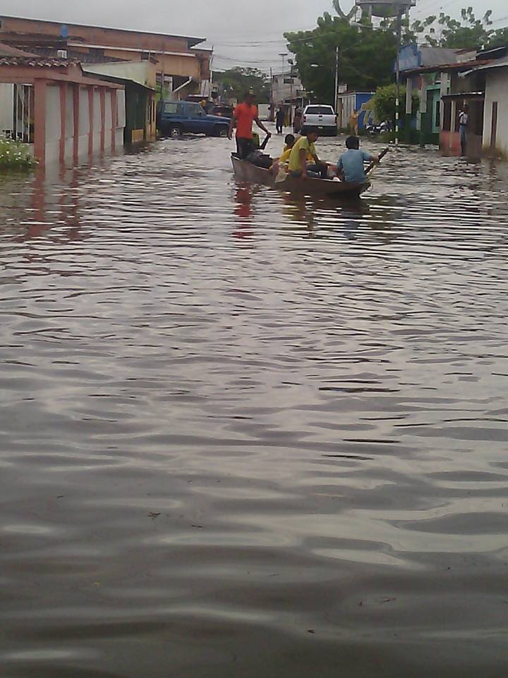 Calle de Guasdualito inundada, a consecuencia de las ruptura de los diques luego de las fuertes lluvias en 2015