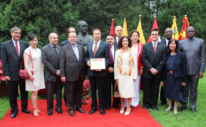 Embajadores de países bolivarianos y otras naciones amigas junto al maestro escultor, Yuan Xikun, durante la ceremonia de ofrenda floral a  El Libertador, Simón Bolívar