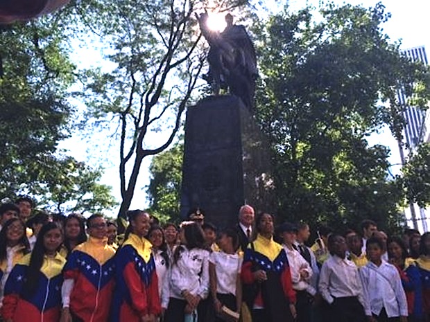 Los niños del Bronx rinden homenaje al Libertador
