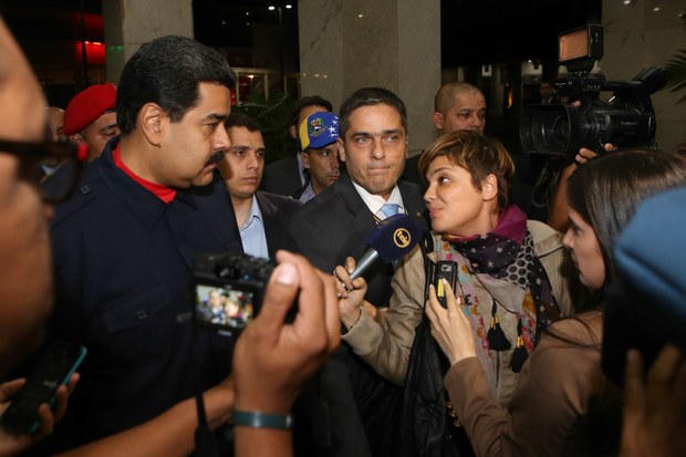 A su llegada al hotel fue abordado por los periodistas.