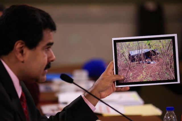 Maduro muestra campamentos del paramilitarismo colombiano desmantelados por la OLP.