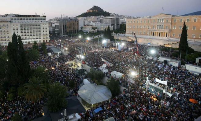 Miles de personas se manifiestan hoy frente al Parlamento griego en Atenas