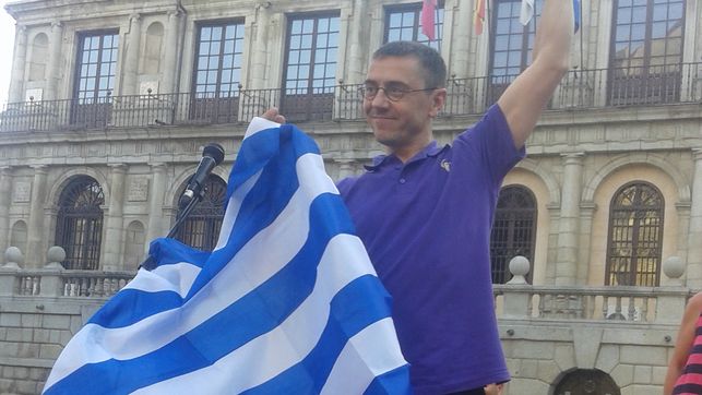 Juan Carlos Monedero con la bandera de Grecia.