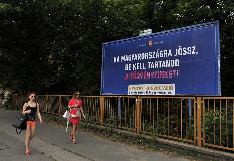 Esta pancarta en Budapest advierte a los inmigrantes: "Si vienen a Hungría, tienen que respetar nuestras leyes".