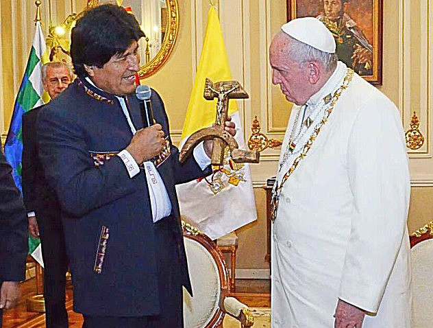 En las redes sociales causó mucho impacto uno de los regalos entregados por Morales: Cristo crucificado en una hoz y un martillo.