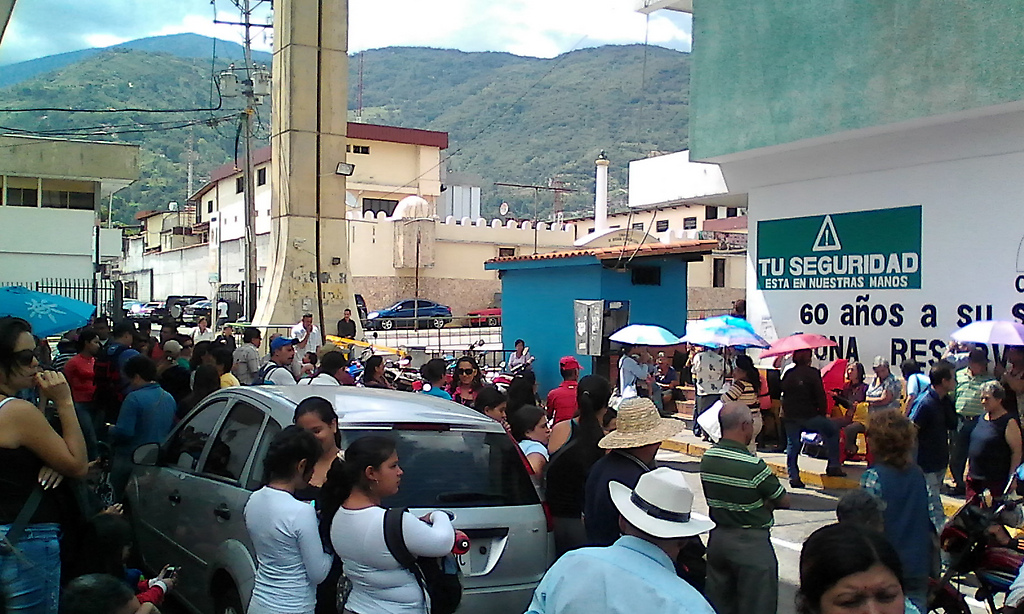 El Público presente pacientemente ante el único "Abastos Bicentenario" de Mérida; a la espera en ser llamados por su nombre en lista y número de cédula de identidad para ingresar al mercado oficial.