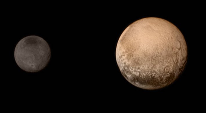 Plutón y su satélite Caronte. Algunos lo consideran un planeta doble, por su similar tamaño y por orbitar entre sí.
