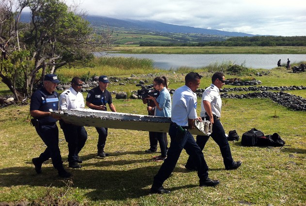 La Policía de las Islas Reunión traslada una de las piezas encontradas