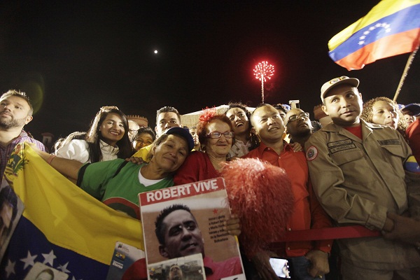 El pueblo celebra el cumpleaños de Chávez