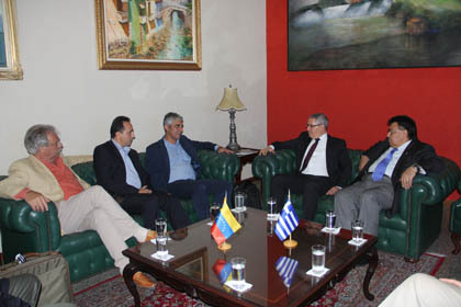 Elviceministro de Cooperación Económica de la Cancillería venezolana, Calixto Ortega reunido con representantes del gobierno griego.