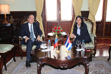 La ministra del Poder Popular para Relaciones Exteriores, Delcy Rodríguez en reunión de trabajo con el embajador de Cuba, Rogelio Polanco