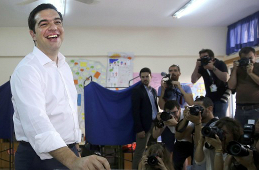 El primer ministro griego, Alexis Tsipras, emite su voto del referéndum en un colegio de Atenas.