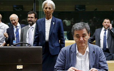 El nuevo ministro de economía griego Euclidis Tskalotos marcado muy de cerca por el FMI.