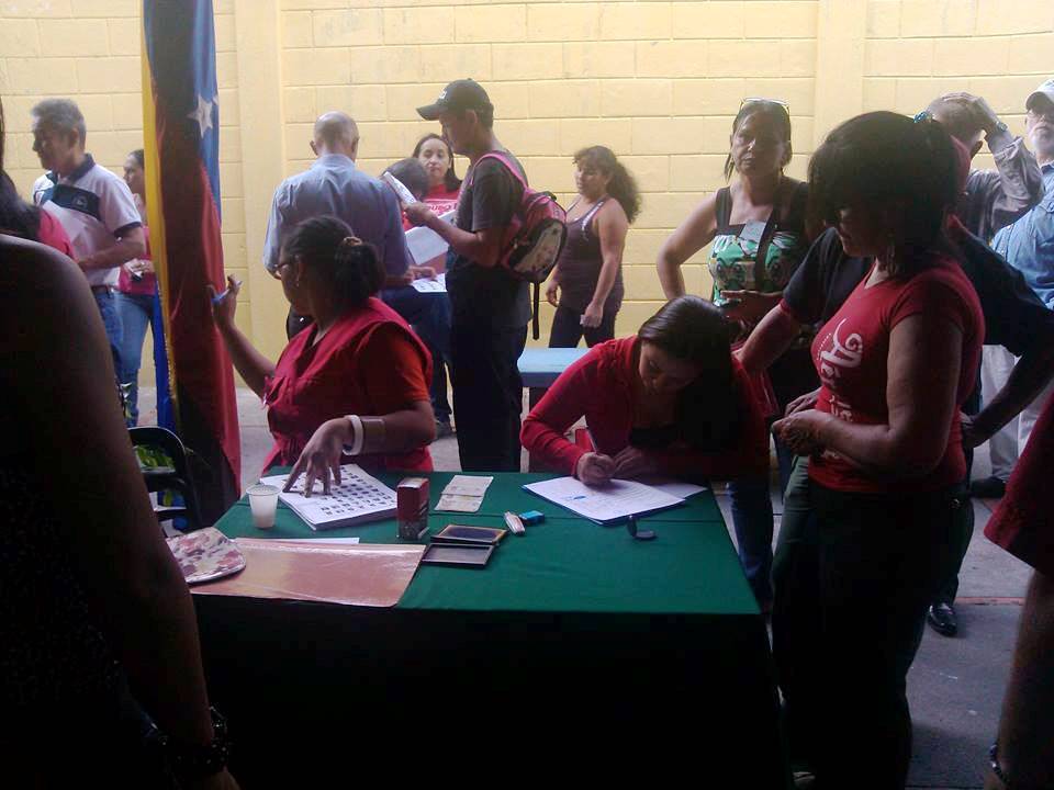Voceros de los consejos comunales registrándose ante la comisión electoral para emitir su voto
